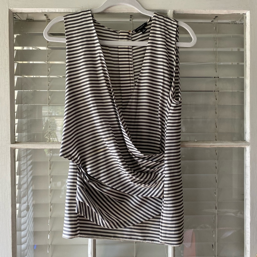 Flattering Ann Taylor 6 seersucker top